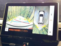 【パノラミックビューモニター】専用のカメラにより、上から見下ろしたような視点で360度クルマの周囲を確認することができます☆死角部分も確認しやすく、狭い場所での切り返しや駐車もスムーズに行えます。