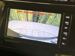 【バックカメラ】駐車時に後方がリアルタイム映像で確認できます。大型商業施設や立体駐車場での駐車時や、夜間のバック時に大活躍！運転スキルに関わらず、今や必須となった装備のひとつです！