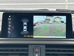 【バックモニター】後ろのカメラの映像をモニターに映し出すことができます！後方の見えない死角や、障害物との距離感をしっかり確認することができます！駐車が苦手な方におすすめです。