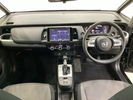 車内は光触媒抗菌消臭施工済です。スタイリッシュなデザインでスポーティなインパネ周りを演出します。グローブボックスやカップホルダーのほかにトレーなどたくさんの収納スペースが付いています。