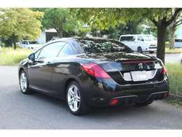 前席乗員の首周りを暖めるために、前席シート上部から温風が吹き出す「ネックウォーマー」を搭載。