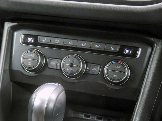 ■前席左右独立調整機能付きオートエアコン/各々の席で温度調整ができますので、各自に合った温度を設定できます！