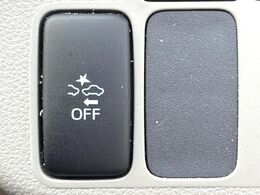 【スマートアシスト】走行中に前方の車両等を認識し、衝突しそうな時は警報とブレーキで衝突回避と被害軽減をアシスト。より安全にドライブをお楽しみいただけます。