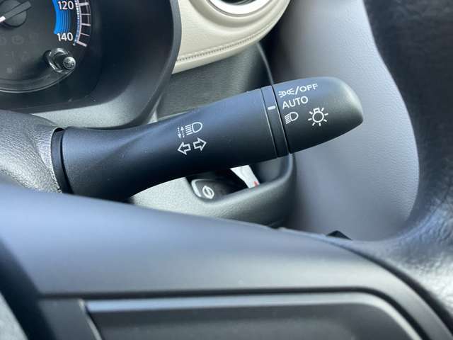 トンネル進入時や暗くなれば自動点灯するオートライトです。