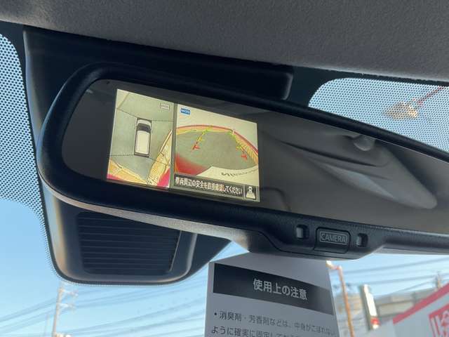 ルームミラーでアラウンドビューモニターの画像が確認出来ます。