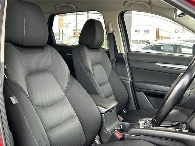 座り心地が良いシートなので長時間の運転でも快適にお過ごしいただけます。新品のフロアマットのご注文も可能です。掲載箇所以外にご希望の写真がございましたらお気軽にお問い合わせ下さい。
