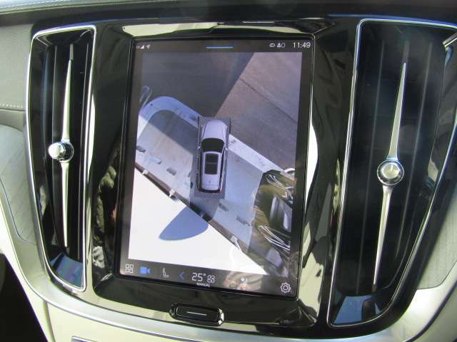 自車を真上から見下ろすバードアイ映像を映し出す360度ビューカメラで、自車周辺の詳細な状況を確認できます。後退時や見通しが悪く狭い場所でクルマを取り回す際には、心強い味方となってくれるでしょう。