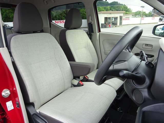 【運転席】最適なドライビングポジションで操作性を向上！長時間運転の疲れを軽減します。