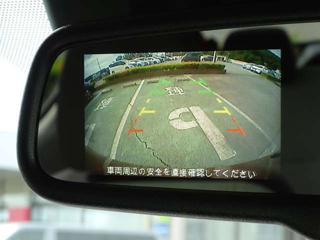 【バックモニター】車をバックさせる際に後方の様子をカーナビのモニターで確認。バック駐車を安全にスムーズに行うことができます！