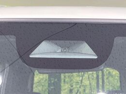 【ホンダセンシング】走行中に前方の車両等を認識し、衝突しそうな時は警報とブレーキで衝突回避と被害軽減をアシスト。より安全にドライブをお楽しみいただけます。