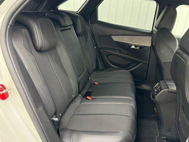 セカンドシートはくつろぎの空間。大人二人が乗っても十分なスペースです。