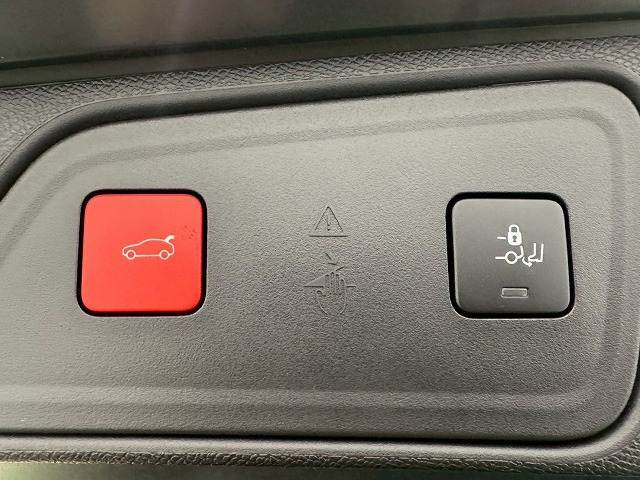 高級車にはお馴染みの【電動リアゲート】搭載。