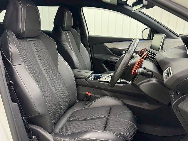 【ハーフレザーシート】ならではの高級感あふれる内装がこたわりのアイテム。見た目の高級感とより上質な座り心地をお楽しみください。