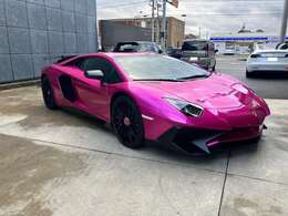 V12ドライサンプ　6,498cc  750HP/8400rpm  690Nm/5500rpm(カタログ値)  2.03kg/HP  9J-20/13J-21  255-30ZR20/355-25ZR21  カーボンセラミックブレーキ400mm/380mm　4,835×2,030×1,136mm　　1,525kg