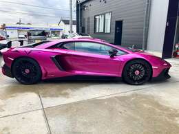 V12ドライサンプ　6,498cc  750HP/8400rpm  690Nm/5500rpm(カタログ値)  2.03kg/HP  9J-20/13J-21  255-30ZR20/355-25ZR21  カーボンセラミックブレーキ400mm/380mm　4,835×2,030×1,136mm　　1,525kg