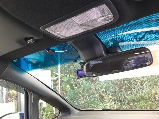 ルームミラーの前にシティブレーキアクティブシステム（低速域衝突軽減ブレーキ、誤発進抑制機能）のセンサーが、ピラーにはサイドカーテンエアバッグが付いたあんしんパッケージです。