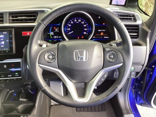 本革ハンドルの後ろには7速パドルシフトがあります。指先で操る事で、マニュアル車感覚のシフトチェンジが楽しめます。また、右にクルーズコントロール、左にオーディオリモコンスイッチがあります。