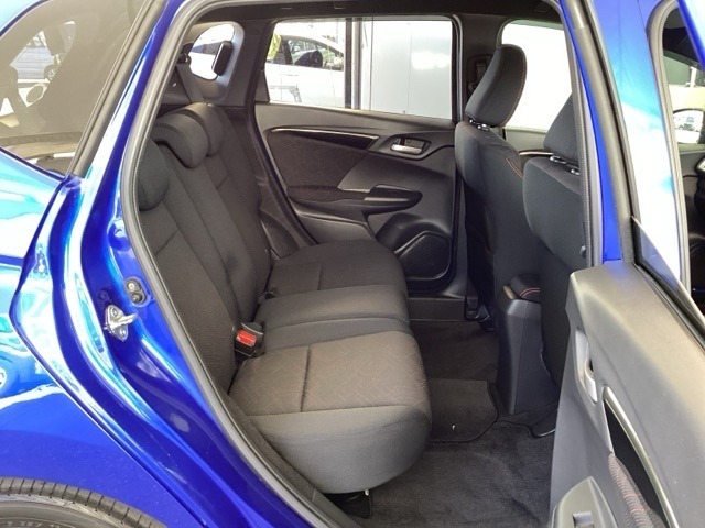 リアシートは左右、別々に多彩なアレンジをする事ができます。1段階のリクライニングも出来ます。また、リアシート座面を跳ね上げて、背の高い荷物などを積む事ができます。