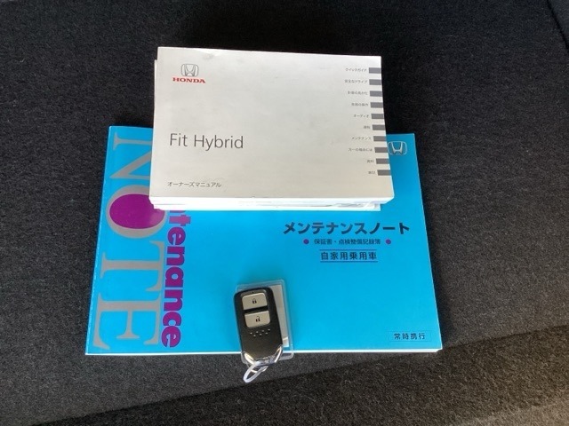 メンテナンスノート【整備記録簿】、取説も揃っています。スマートキーはバッグなどにしまったままボタン操作でエンジンの始動・停止ができて大変便利です。