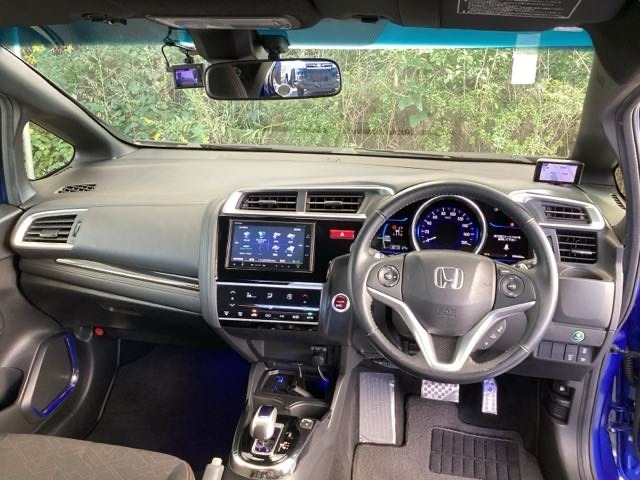 まぶしい日差しをやわらげる、青色のハーフシェイドフロントウィンドウがついています。また、フルオートエアコンで快適です。