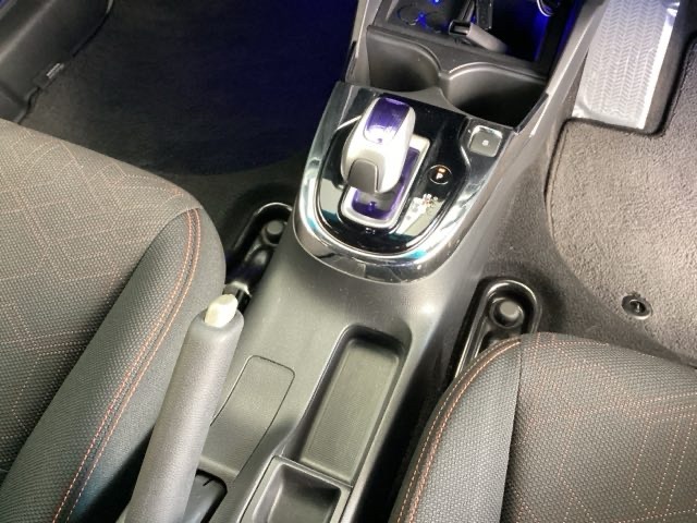 シンプルでとても使いやすいフロアシフトに、パーキングブレーキはハンドタイプのサイドブレーキです。