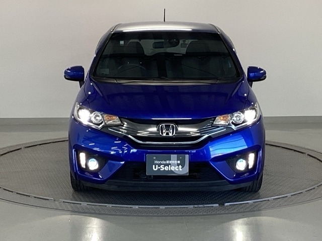 最新のLEDヘッドライトで、より明るく遠くまで照らします！フロントバンパーにはホンダ純正オプションのLEDフォグライトが装着されています。