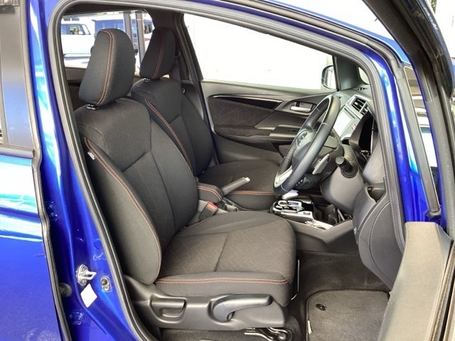 フロント広々、セパレートシートの運転席は、ハイトアジャスターが付いているので、快適にドライブができます。ハンドルはテレスコピック機能で、ハンドル位置を上・下・手前・奥に調節できます。