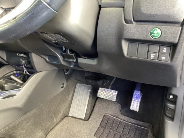 燃費をよくするECON、オートリトラミラー、横滑りを防ぐVSAなどのスイッチは、運転席の右側、手の届きやすい位置にあります。