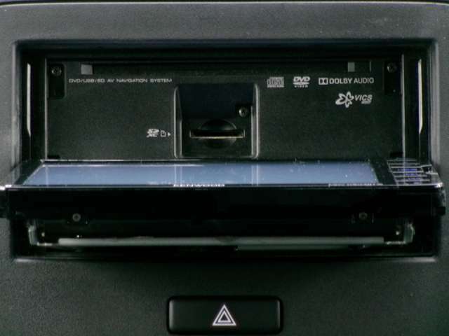 ナビゲーションのモニターをオープンスライドさせるとCDとSDカードのスロットが現れます。