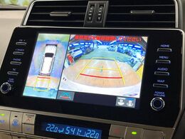 【マルチテレインモニター】車のフロントやサイドのカメラ画像を同時にモニター表示することで、悪路や狭い道を走行時でも周囲の状況確認ができ安心！本格SUVにうれしい装備です♪