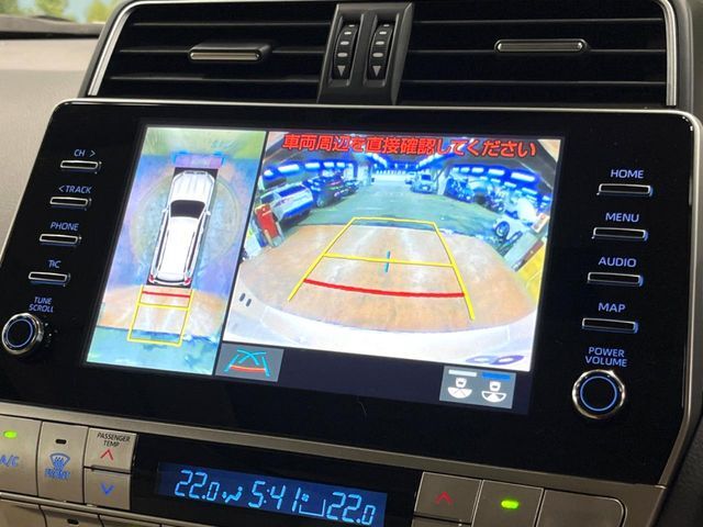 【マルチテレインモニター】車のフロントやサイドのカメラ画像を同時にモニター表示することで、悪路や狭い道を走行時でも周囲の状況確認ができ安心！本格SUVにうれしい装備です♪