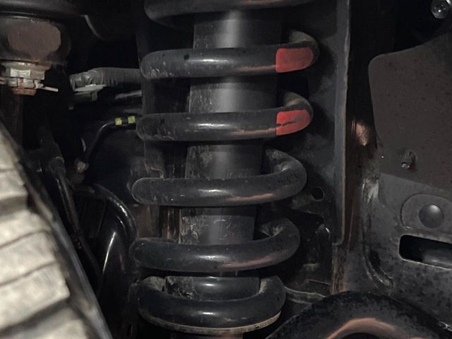 お車を安心してお乗りいただく為には、足回りの定期点検が欠かせません。サービスサポート（有償保証）では無料点検もご提供しており、安心のカーライフをお過ごしいただけるサポート体制が整っています。