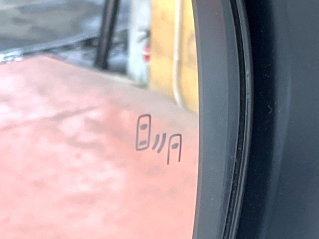 【ブラインドスポットモニター】走行中、ドアミラーの死角になりやすい箇所に後続車が接近するとサイドミラーのレンズに警告を表示！ドライバーに注意喚起をしてくれます。