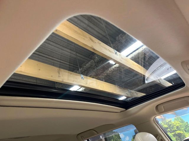 【サンルーフ】開放感たっぷりの希少装備、サンルーフが装着されています！車内に明かりを取り入れたり景色を楽しむ以外にも、車内の空気も簡単に換気できて快適です！
