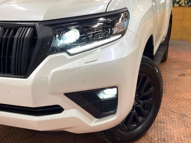 【LEDヘッドライト】悪天候や夜間走行時も良好な視界を確保し安心して運転できる高輝度LEDヘッドライトを装備！点灯速度が早く、消費電力も抑えられています。