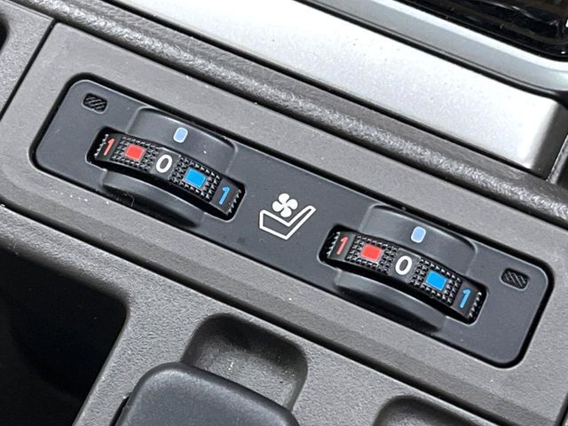 【シートベンチレーション】夏場は涼しい風でお尻や背中の熱やムレを防ぎ、冬はエアコンよりも早く温まってポカポカに！季節を問わず快適に過ごせます。