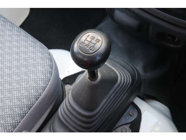 シフトはフロア5速MTとなっております。