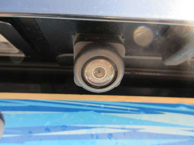 後方の安全確認や車庫入れなどにはやっぱりバックカメラが必要ですよね！車の大小に関わらず後方は非常に死角になりやすい場所です！この装備で安全確認もばっちりです！！