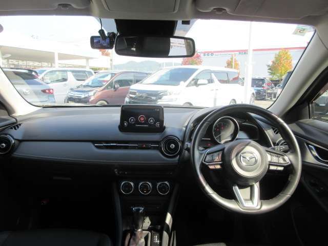 世界で信頼と評価を重ねるマツダ車！オープンかつ上質感あふれるショールーム空間で、納得のお車選びをして頂けます。新車・中古車どちらも販売しています。初めての方でもお気軽にご相談下さい♪