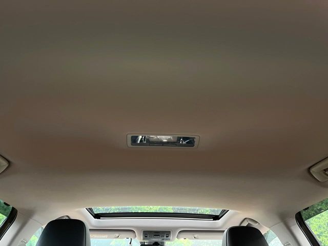 【サンルーフ】開放感たっぷりの希少装備、サンルーフが装着されています！車内に明かりを取り入れたり景色を楽しむ以外にも、車内の空気も簡単に換気できて快適です！