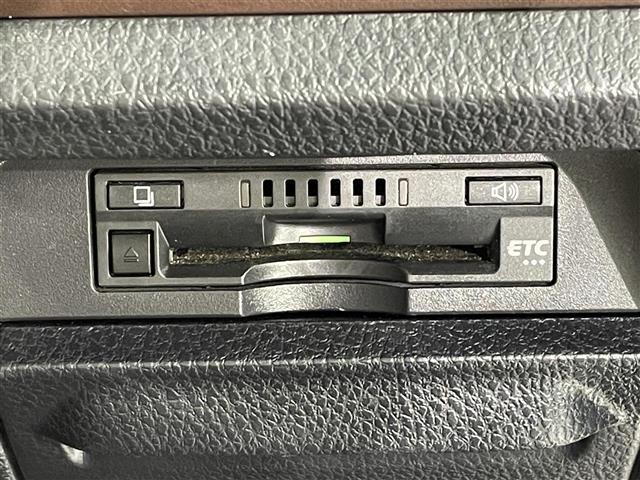 【ETC】有料道路を利用する際に料金所で停止することなく通過できる、ETC車載器（ノンストップ自動料金収受システム機器）が装備されています。セットアップを行うことで利用可能になります。