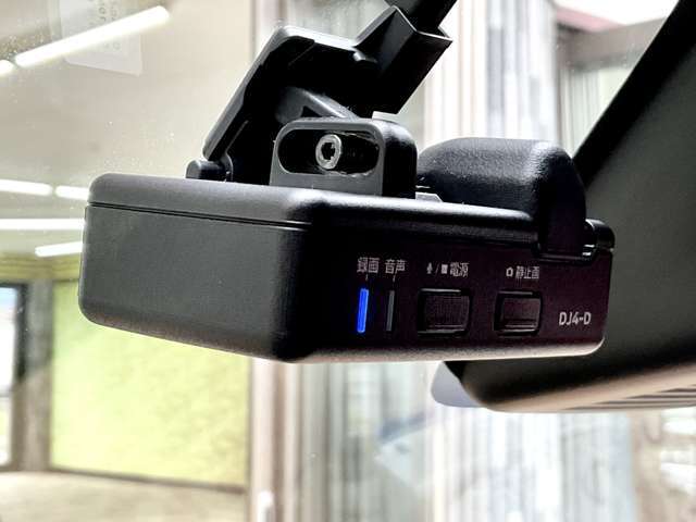 万が一に備えてナビ連動型のフロントドラレコ付属。※リアドラレコの取り付けも可能。