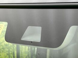 【ホンダセンシング】走行中に前方の車両等を認識し、衝突しそうな時は警報とブレーキで衝突回避と被害軽減をアシスト。より安全にドライブをお楽しみいただけます。