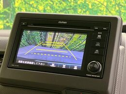 【バックカメラ】駐車時に後方がリアルタイム映像で確認できます。大型商業施設や立体駐車場での駐車時や、夜間のバック時に大活躍！運転スキルに関わらず、今や必須となった装備のひとつです！