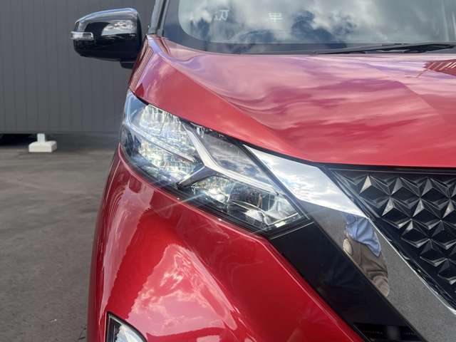 ◆LEDヘッドライト◆悪天候や夜間走行時も良好な視界を確保し安心して運転できる高輝度LEDヘッドライトを装備！店頭速度が早く、消費電力も抑えられています。