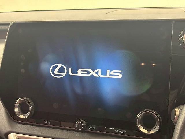 【メーカーオプションナビ】フルセグテレビやブルートゥース接続、DVD再生など多彩な機能を併せ持っており、インパネ周りがすっきりしてますね！