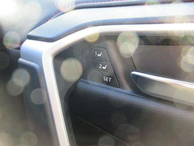 2段階でシートの場所を記憶できるシートメモリー機能です☆　運転者が代わってもボタン一つで元の位置に戻せます♪