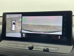 【アラウンドビューモニター】まるでクルマを真上から見下ろしたかのような視点で駐車をサポートします！クルマの斜め後ろや真横など、前後左右の4つのカメラの映像が合成されて、モニターに映し出されます。