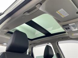 【サンルーフ】天井から太陽の穏やかな光や、爽やかな風を取り込むことができます！頭上のスイッチで開閉可能なので、夜はロマンチックに星を眺めながら夜風にあたって過ごすことができます。