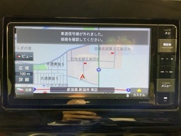 ダッシュボードに自然に溶け込むようにデザインされた社外メモリーナビゲーション。